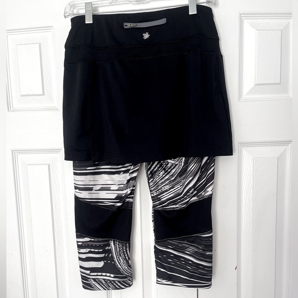 TEK Gear Skirted‎ Capri Leggings Athletic Activewear Stretchy Black White Medium - Picture 1 of 11